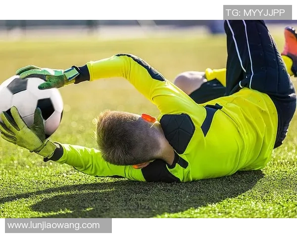足球守门员精彩瞬间集锦视频分析技巧与训练方法分享